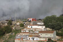 Incêndio destrói dez barracas em Sacavém. Explosões ouvidas no local