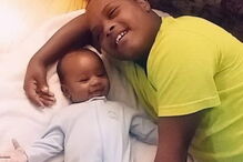 JJ protege o irmão de dez meses 