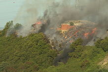 Fogo causa medo e destrói barracas em Sacavém