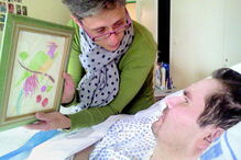 Vincent no hospital com a mãe, Vivienne, que conseguiu travar a sua morte  