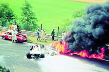 Imagem do terrível acidente que quase lhe tirou a vida, em 1976, no circuito de Nurbur- gring. Seis semanas depois voltava às corridas.