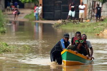 Circulação num barco, das vítimas do ciclone em Moçambique