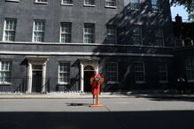 Theresa May demite-se e termina discurso de despedida em lágrimas 