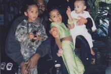 Kim Kardashian e Kanye West com os filhos: North, Saint e Psalm