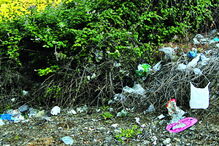 Terreno ao lado de habitações 