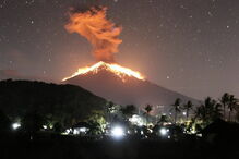 Vulcão Mont Agung entra em erupção em Bali 