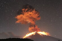 Vulcão Mont Agung entra em erupção em Bali 