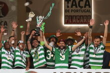 Equipa do Sporting levanta Taça de Portugal na varanda do Jamor