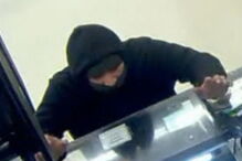 Funcionário de loja tinha uma arma maior do que a do ladrão 