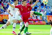 Rúben Vinagre corta a bola perante a pressão de Kangin Lee