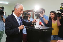 Marcelo Rebelo de Sousa exerce direito de voto na sede da antiga Junta de Freguesia de Molares, em Celorico de Basto