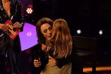 Renata chora ao ver o pai sem barba.jpg