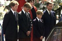 Príncipe Carlos com os filhos, William e Harry, no funeral da Princesa Diana