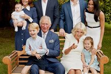 Príncipe Carlos com Camila Parker Bowles, os filhos, William e Harry, as cunhadas, Kate Middleton e Meghan Markle, e os netos (filhos de William)