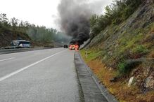 Simone mostra carro a arder.jpg