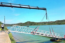 Ponte metálica de acesso ao cais vai ser alvo de reparação com uma nova pintura anticorrosão e um novo convés  