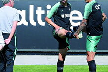 Fernando Santos atento aos exercícios de João Félix e João Cancelo 