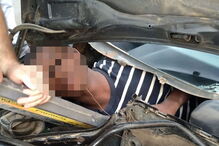 Os três jovens foram encontrados em condições perigosas numa tentativa desesperada de chegar à Europa.