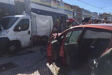 Metro descarrila e embate contra carros em Almada
