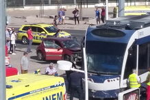 Metro descarrila e embate contra carros em Almada
