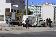 Carros colidem com metro em Almada