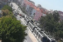 Carros colidem com metro em Almada