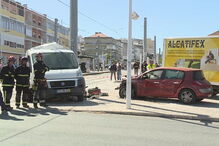 Metro descarrila e embate contra carros em Almada. Uma criança entre os seis feridos