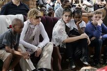 Madonna e os meninos.jpg