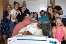 Amanda Eller rodeada de família e amigos a recuperar