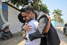 Empresário muda vida de menino que estudava à luz de um poste por não ter eletricidade em casa