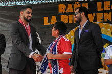 Empresário muda vida de menino que estudava à luz de um poste por não ter eletricidade em casa