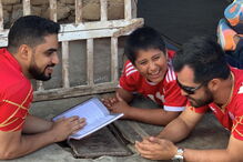 Empresário muda vida de menino que estudava à luz de um poste por não ter eletricidade em casa