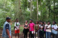 Alunos da ilha do Príncipe aprendem sobre ciência em caminhadas na floresta