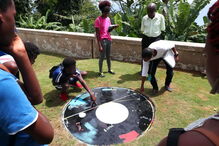  Alunos da ilha do Príncipe aprendem sobre ciência em caminhadas na floresta