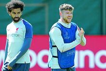 Mohamed Salah  (esq.) com Alberto Moreno, defesa em final de contrato com o Liverpool, que interessa ao Benfica