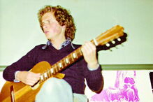 António Manuel  Ribeiro  com a sua  primeira viola  acústica,  emprestada por um amigo,  em 1975