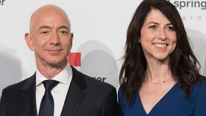 Ex-mulher de Jeff Bezos doa 395 milhões de euros a ONG que constrói casas para sem-abrigo