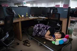 Huawei, a tecnológica milionária onde os trabalhadores dormem debaixo das secretárias
