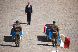 Emmanuel Macron homenageia fuzileiros mortos no Burkina Faso