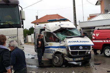 Dois bombeiros feridos em colisão frontal contra camião