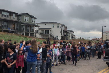 Um morto e oito feridos após tiroteio em escola no Colorado 