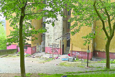 Camiões já em frente à Torre 1, para o desmantelamento