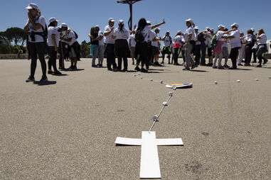 O terço gigante, feito com boias brancas, por familiares de pescadores da Póvoa de Varzim, destacava-se no alcatrão negro do recito de oração do Santuário 