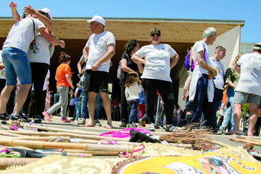 Muitos fiéis descalçaram-se antes de entrarem no Santuário  de Fátima