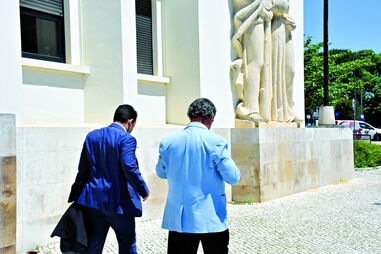 Ex-chefe da PSP (à direita) está a ser julgado no Tribunal de Santarém, acusado da prática de três crimes 