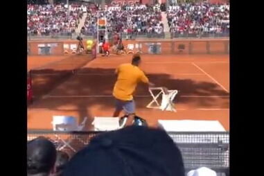 Tenista australiano perde a cabeça, atira cadeira para o campo e é desqualificado