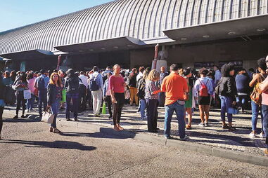 Centenas de pessoas aguardavam, no terminal do Barreiro, pelas primeiras ligações a Lisboa