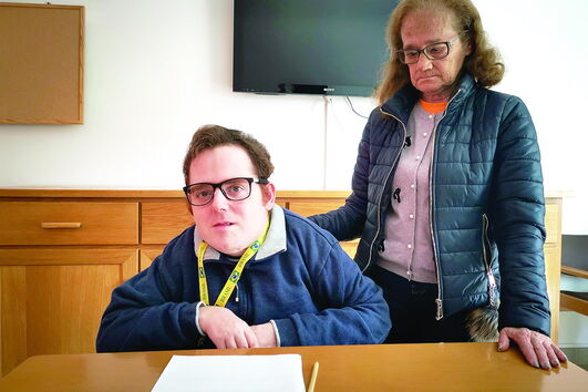 Armando Canas vive com a mãe, Dília, numa casa sem condições    