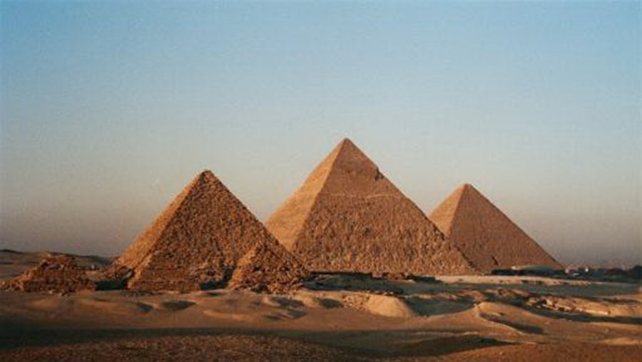 As três grandes pirâmides no planalto de Gizé, junto ao Cairo