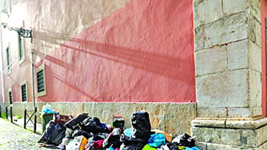 Lixo nas ruas é um cenário  recorrente em Lisboa e no Porto